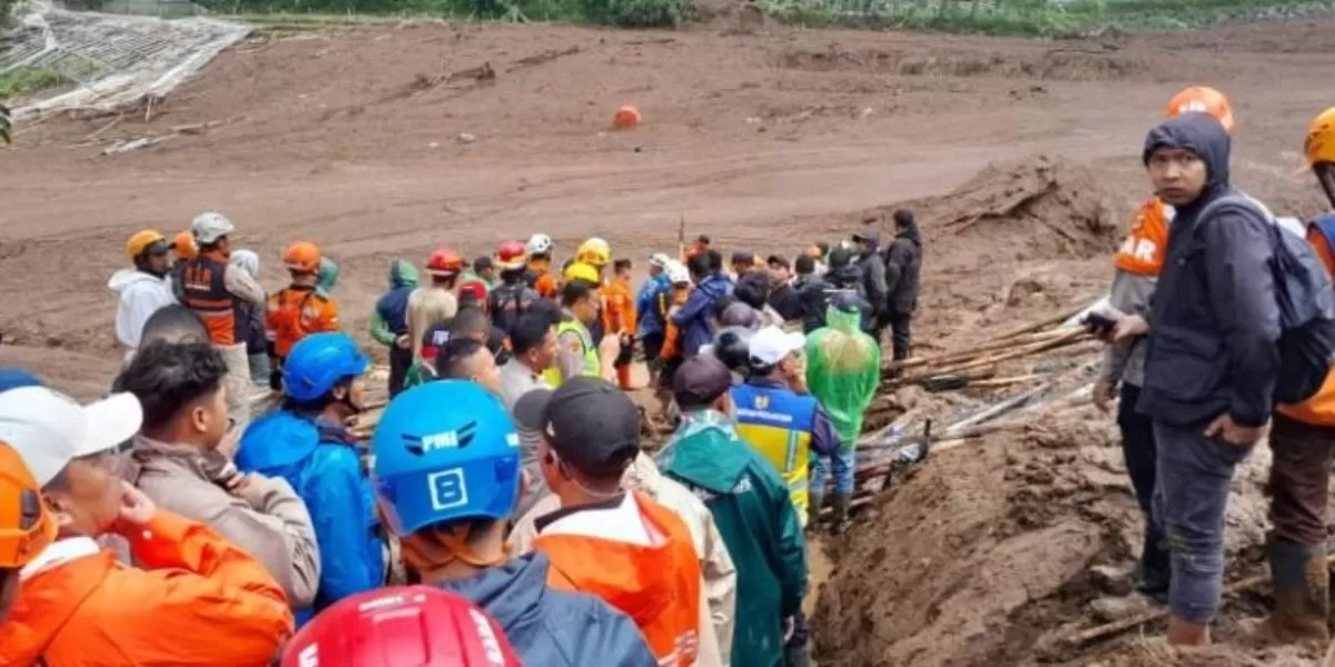 Momen evakuasi korban tanah longsor di Cisarua, Bandung Barat (tribratanews.jabar.polri.go.id)