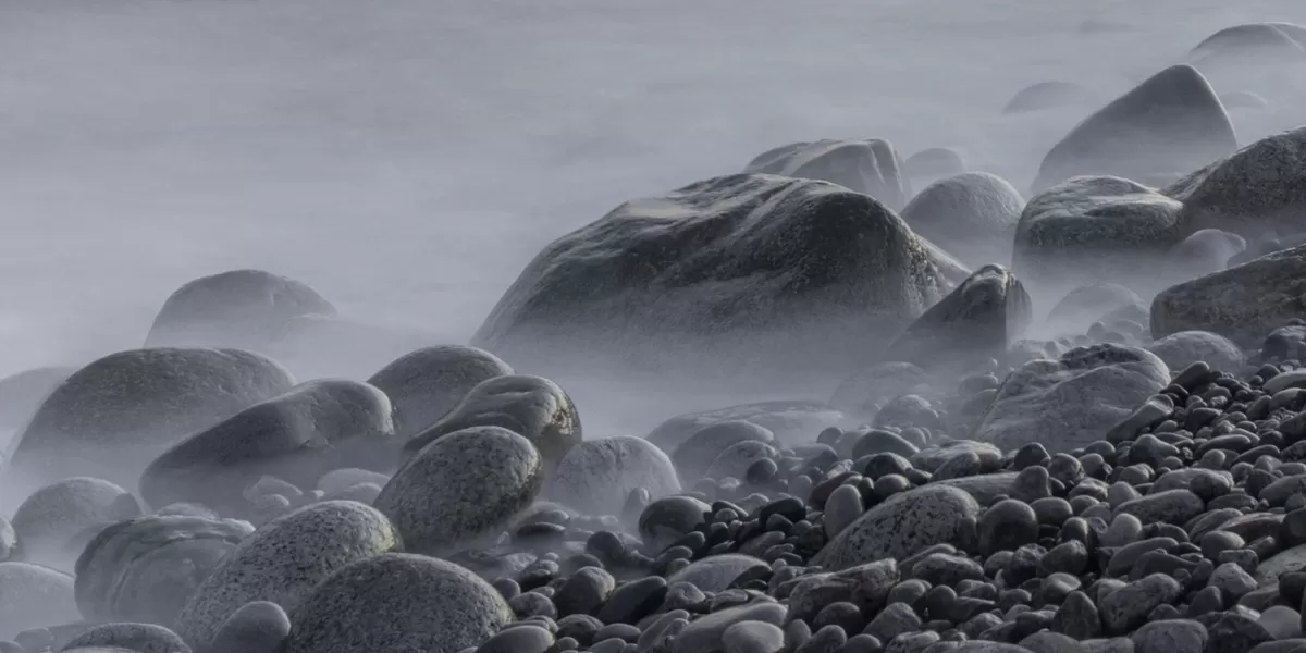 Ilustrasi Pantai Batu di Banyuwangi. (Pixabay/TomDansken)