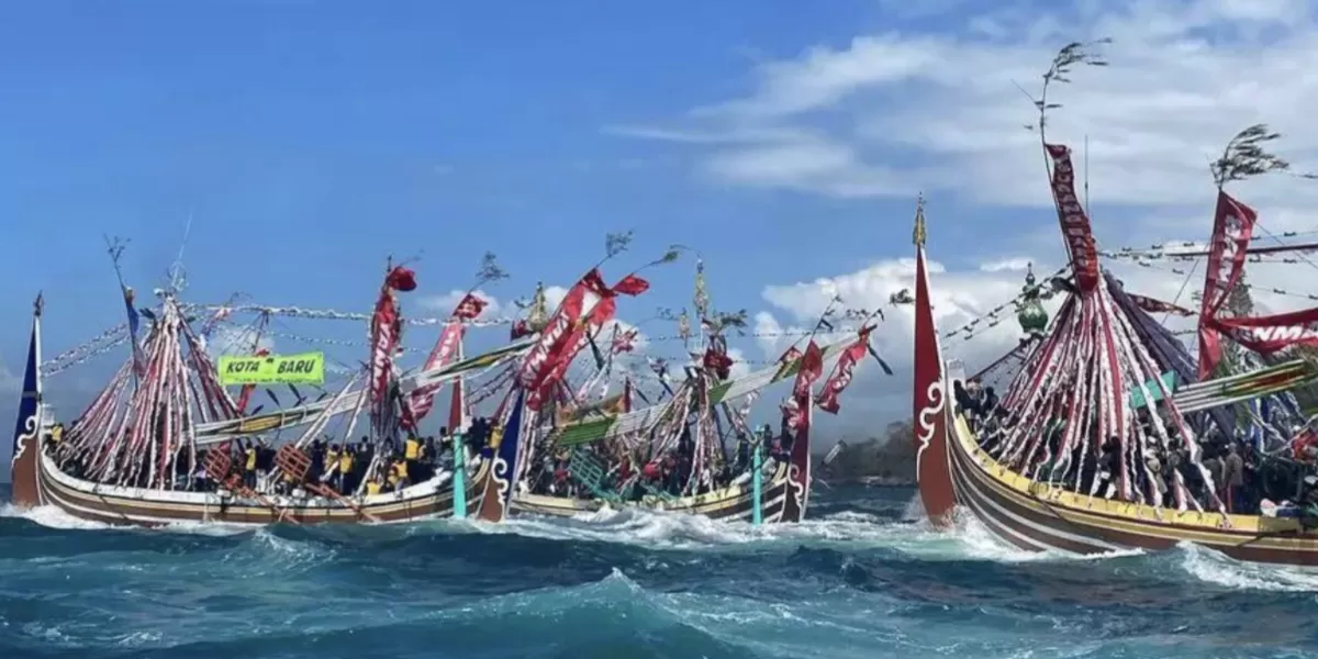 Arak-arakan Petik Laut Muncar Banyuwangi ke Pulau Sembulungan. (TikTok/@_kholilrmn99)