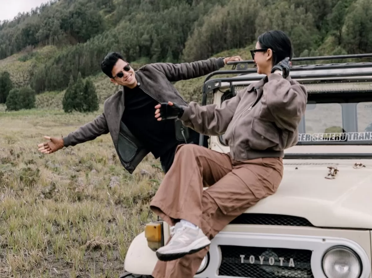 Potret Glenca Chysara dan Rendi Jhon liburan di Bromo. (Instagram/@glencachysaraofficial)