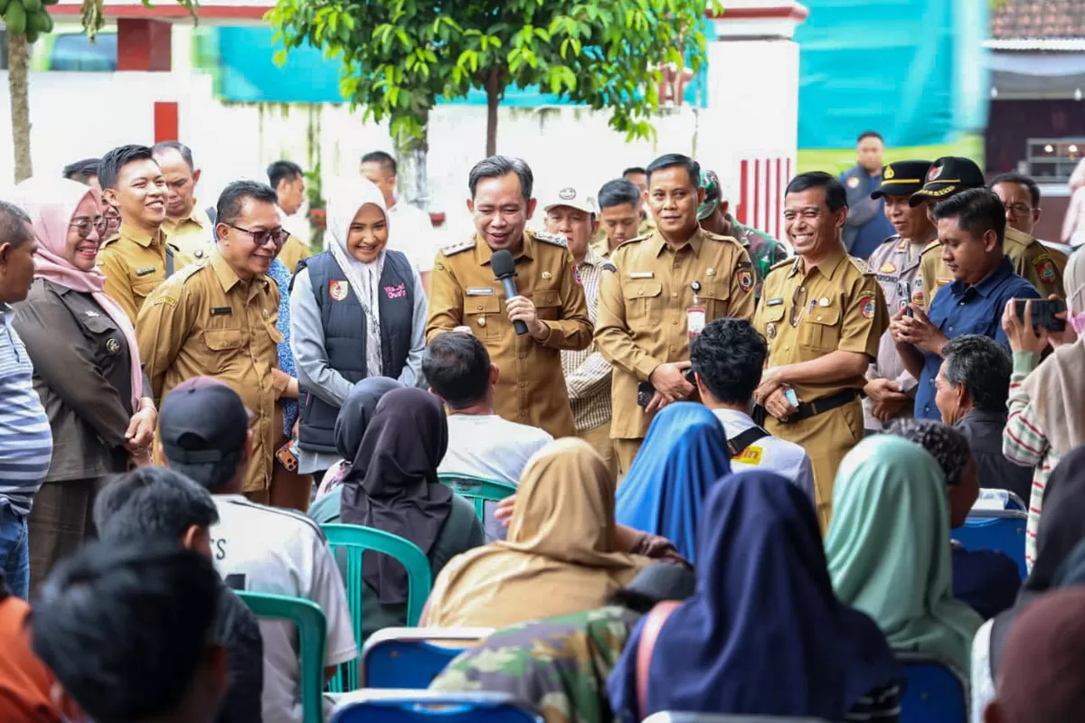 Bupati Jember Muhammad Fawait saat menyapa warga. (M Purnomo/SketsaNusantara.id)