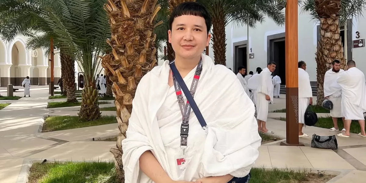 Potret Rangga Moela, mantan personel boyband SM*SH, yang sedang menjalankan ibadah umrah pertamanya. (Instagram/ranggamoela)