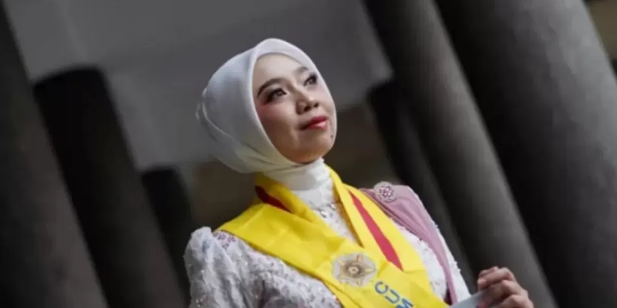 Senyum bangga Dee Angela Kamil saat meraih gelar doktor muda. (Instagram/kamusmahasiswa)