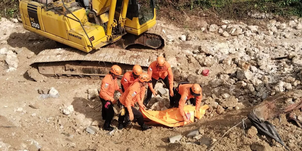 Petugas dan rekan pekerja mengevakuasi korban longsor senderan tebing proyek di Ungasan, Badung, Bali. (Facebook/Al Biham)