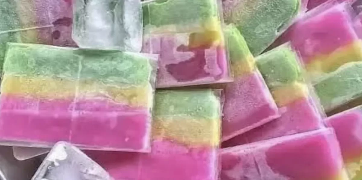 Es kue jadul spons dagangan kakek yang dituduh menggunakan bahan berbaya disita oleh aparat TNI dan polisi   (TikTok/@liaered)