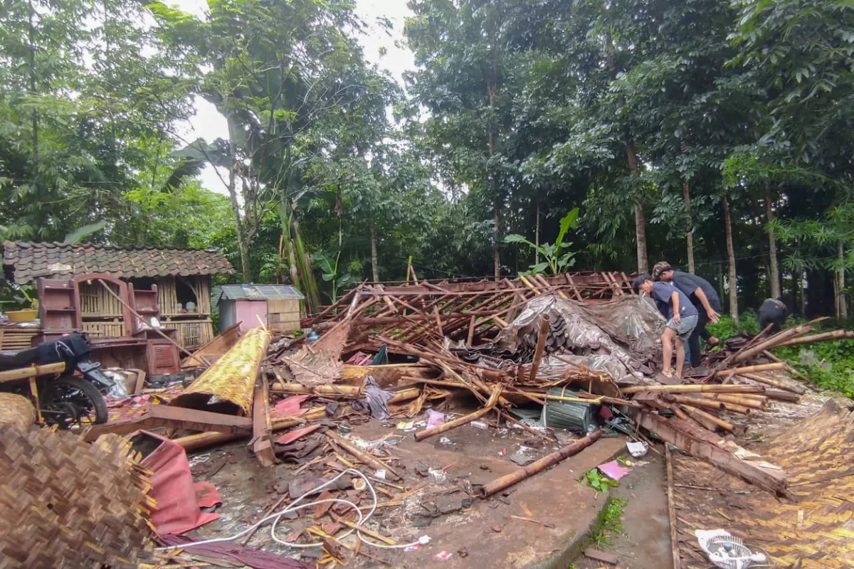 Rumah roboh di Kecamatan Arjasa. (Dok BPBD Jember)