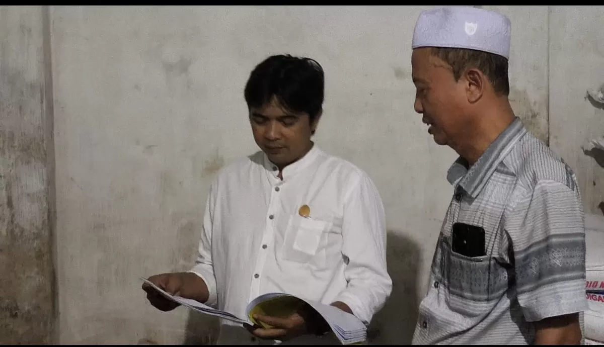 Ketua Komisi B DPRD Jember Candra Ary Fianto saat cek kios pupuk. (Angga Juli Setiawan/SketsaNusantara.id)