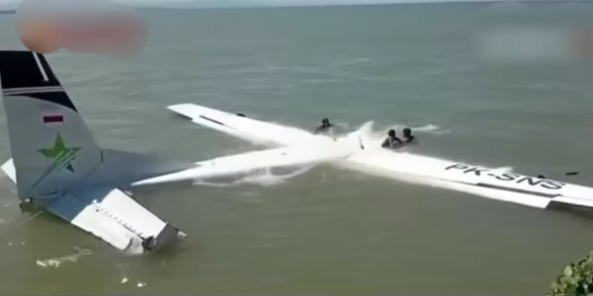 Pesawat jatuh di Pantai Nabire Papua Tengah  (YouTube KOMPASTV )