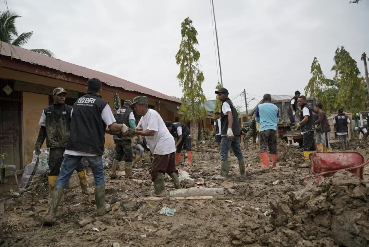BRI Peduli turun langsung pulihkan sekolah pasca bencana di Aceh Tamiang, relawan hersihkan SD Negeri Tugu Upah (Dok. BRI)