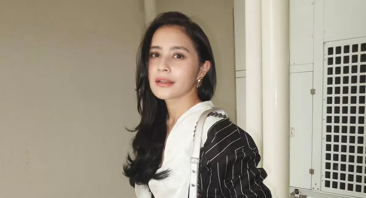 Potret Prilly Latuconsina yang ramai disorot usai bagikan rutinitas kesehariannya setelah aktifkan status Open to Work di Linkedin (Instagram/prillylatuconsina96)