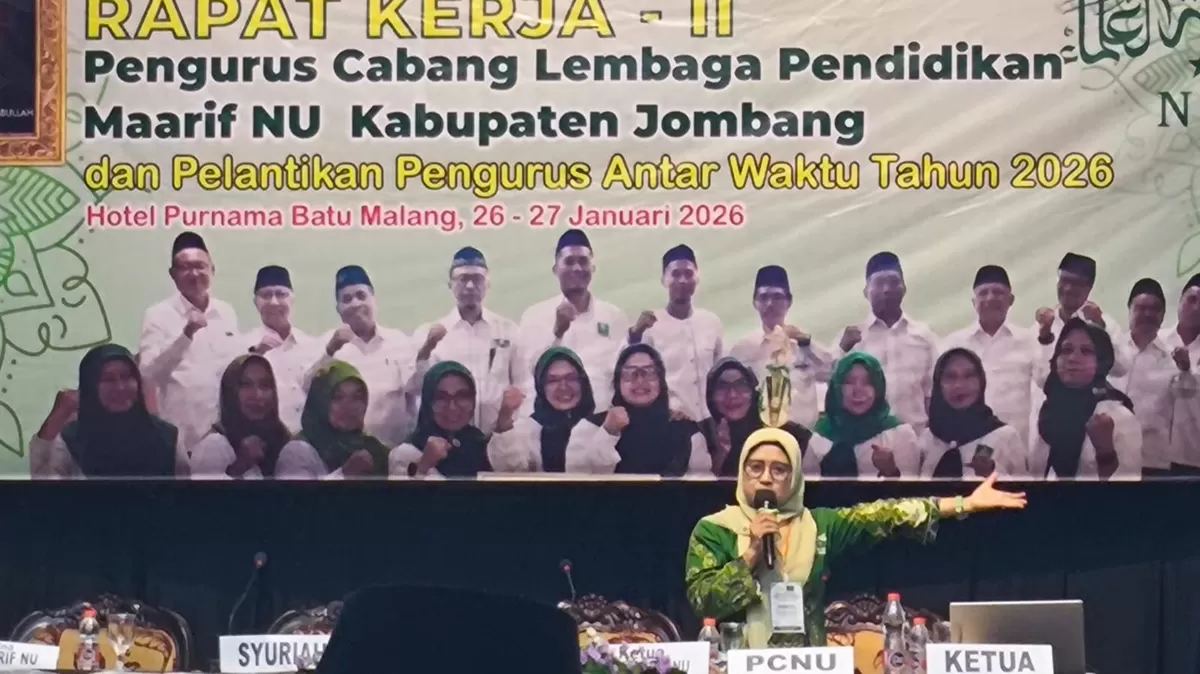 Pengurus LP Ma'arif NU Jombang memberikan sambutan saat Raker. (SketsaNusantara.id)