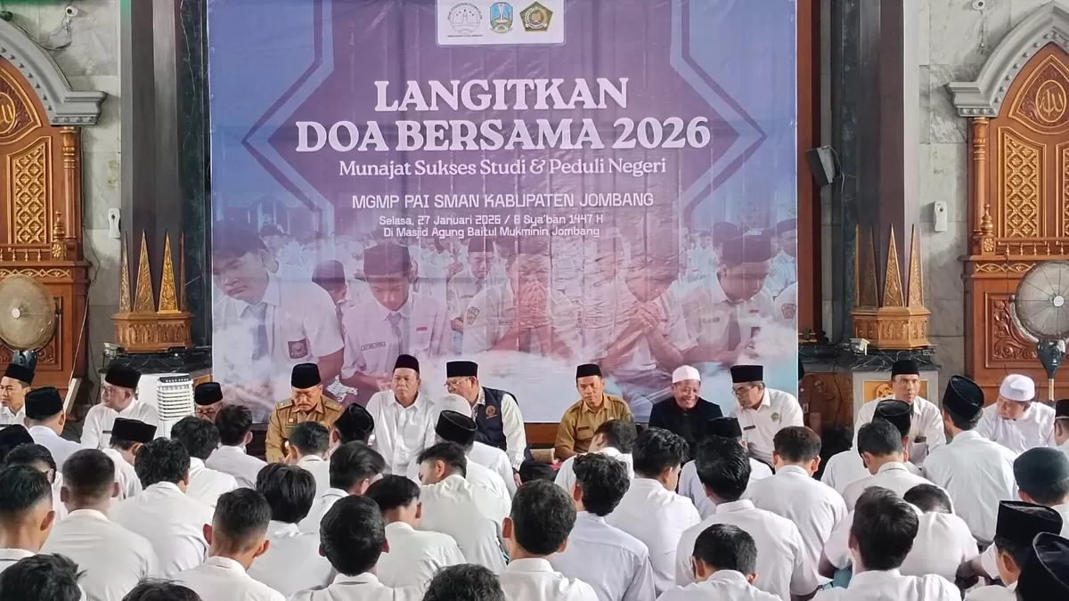 Siswa kelas akhir di Jombang sedang mengikuti doa bersama. (SketsaNusantara.id)