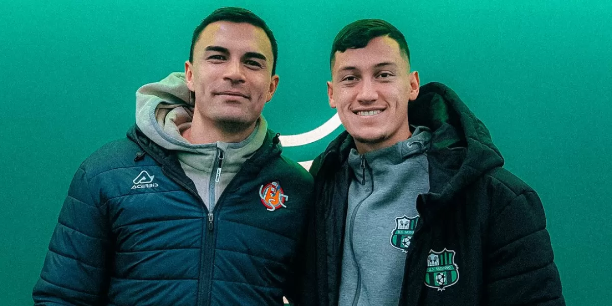 Emil Audero dan Jay Idzes menyempatkan diri berfoto bersama usai laga.  (X/FaktaSepakbola)