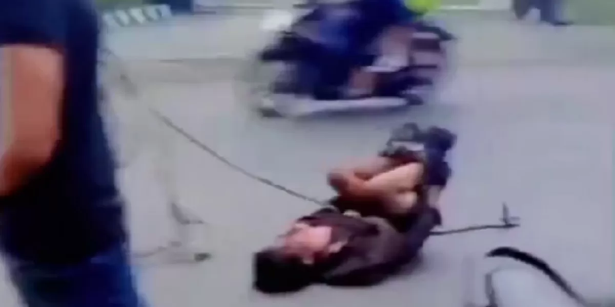 Warga mengamankan seorang terduga pencuri mobil di Kampung Suka Mulya, Purwakarta, setelah aksinya terendus dan digagalkan secara bersama-sama..  (/neVerAl0nely___)