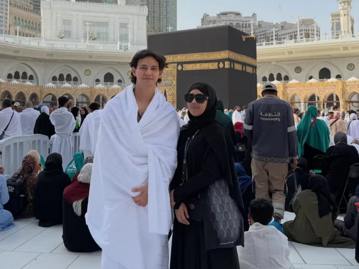 Potret Marcell Darwin laksanakan umrah perdana. (Instagram/@marcelldarwin)