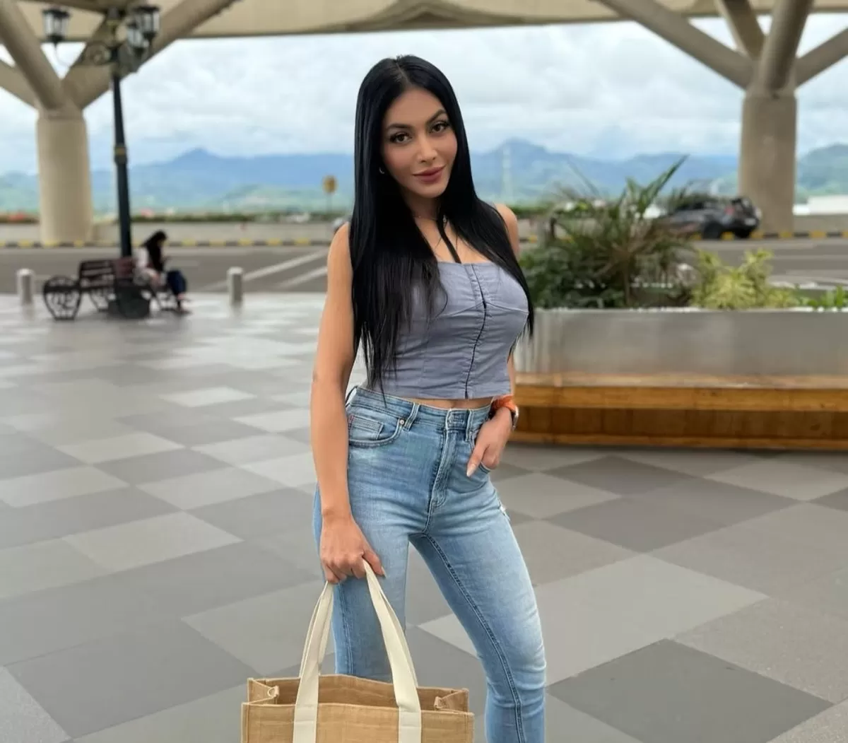 Ucapan Denada tentang anak dipertanyakan publik karena kini ia diduga tidak mau mengakui anaknya yang lain, Ressa Rizky hingga dituntut milyaran karena kasus penelantaran.  (Instagram.com/@denadaindonesia)