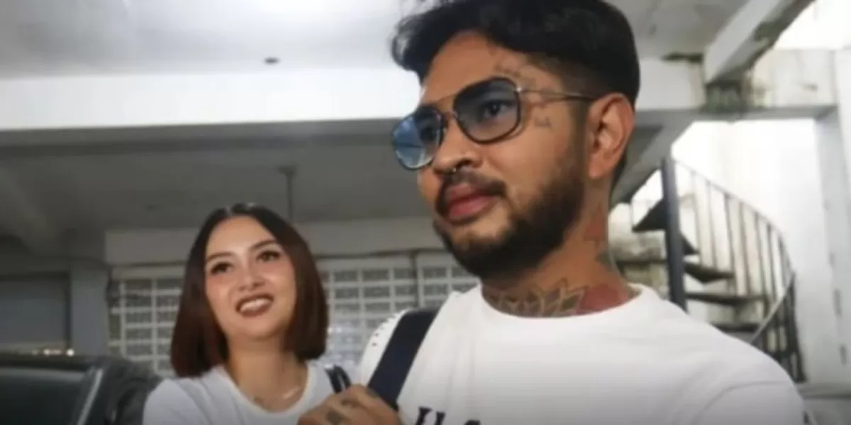 Onad didampingi istri keluar dari rehabilitasi. (YouTube Reyben Entertainment )