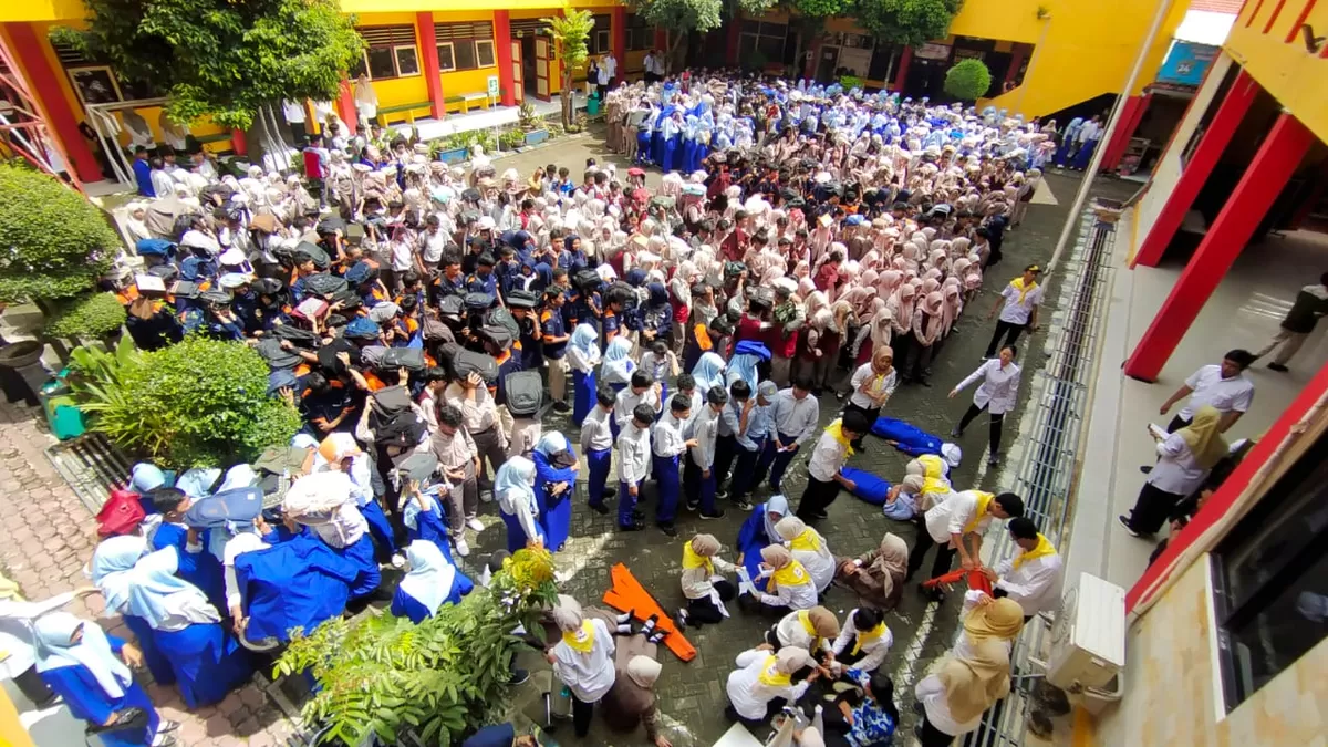 Simulasi gempa bumi dan evakuasi di SMKN 4 Jember, Jawa Timur. (Dok. PMI Jember)