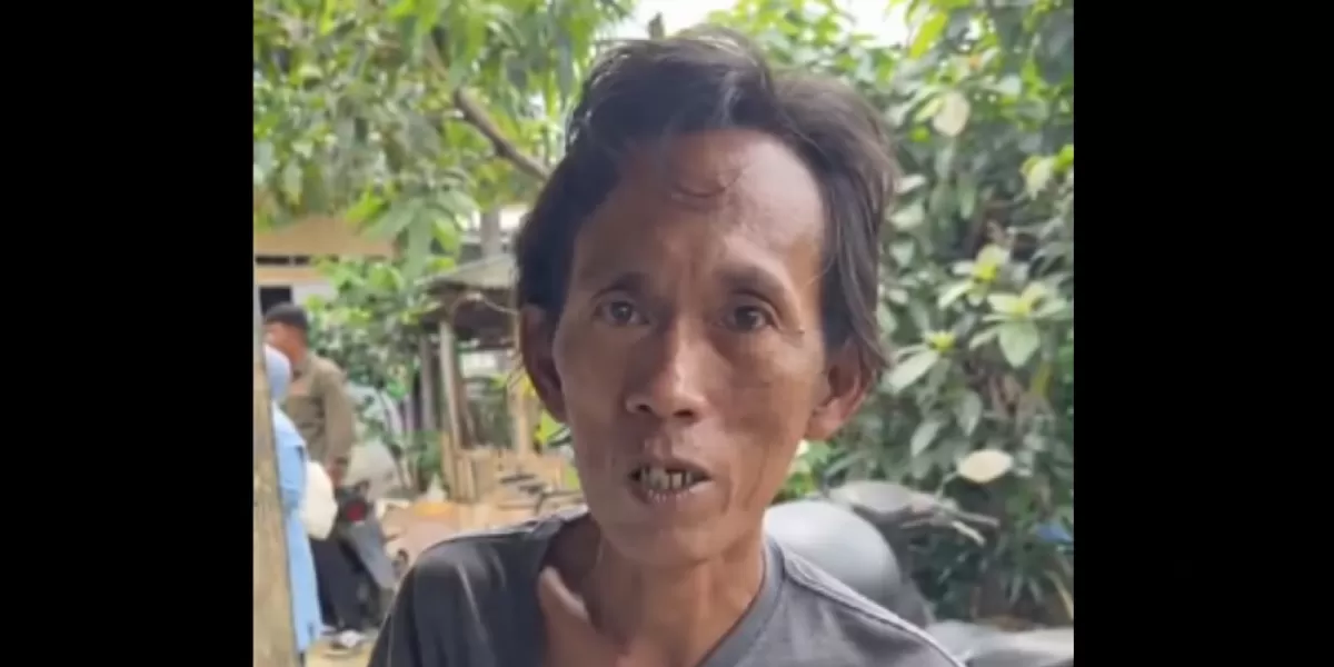 Sudrajat (50), pedagang es gabus asal Bojonggede. (X/neVerAl0nely___)