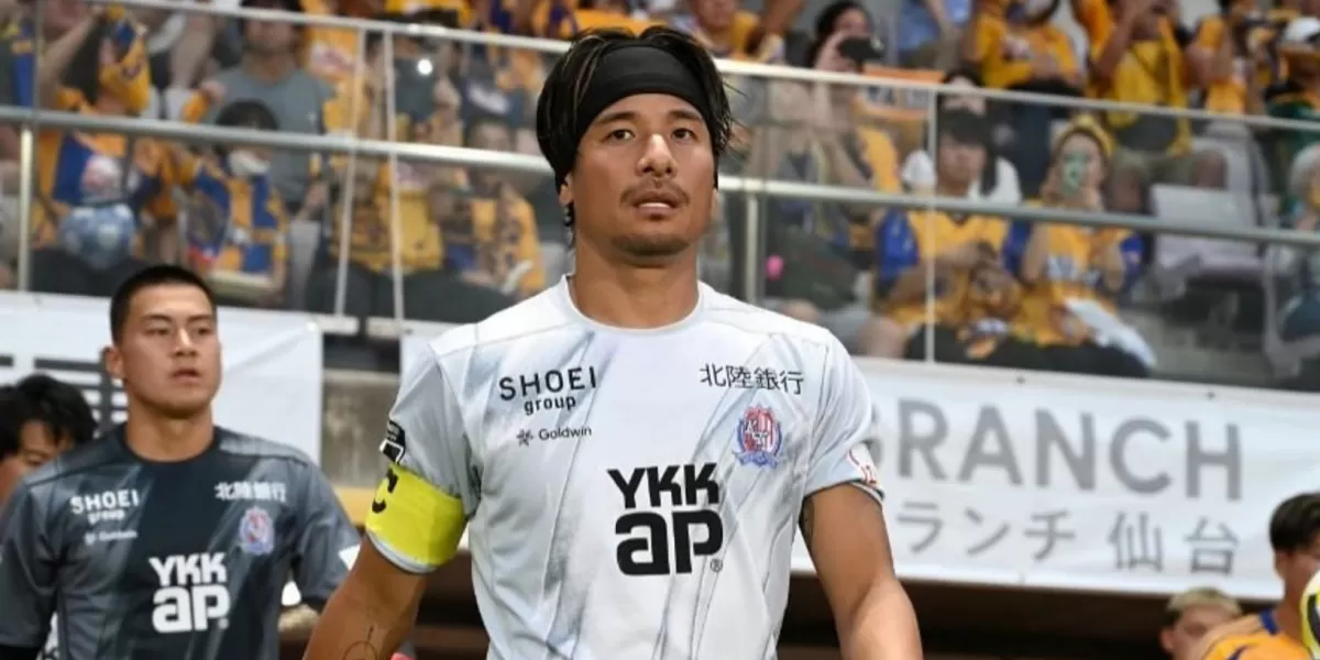 Momen Riki Matsuda saat memimpin rekan-rekannya bersama Kattaller Toyama di Liga 2 Jepang. (Facebook/Ngomongin Bola)