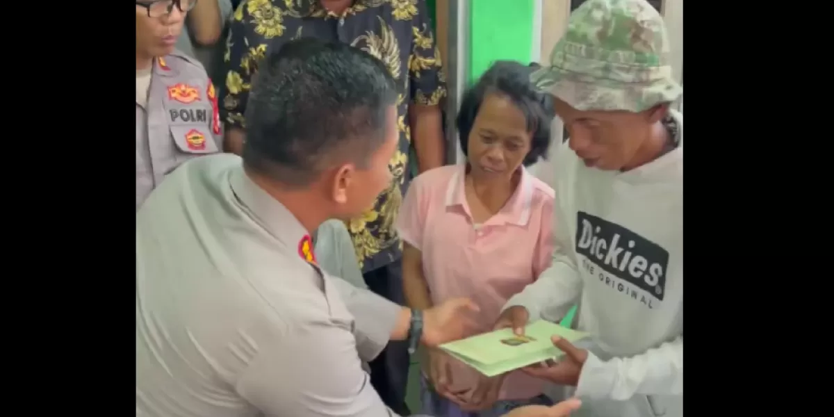 Suasana kunjungan jajaran Polri ke kediaman Pak Sudrajat. (X/ DivHumas_Polri)