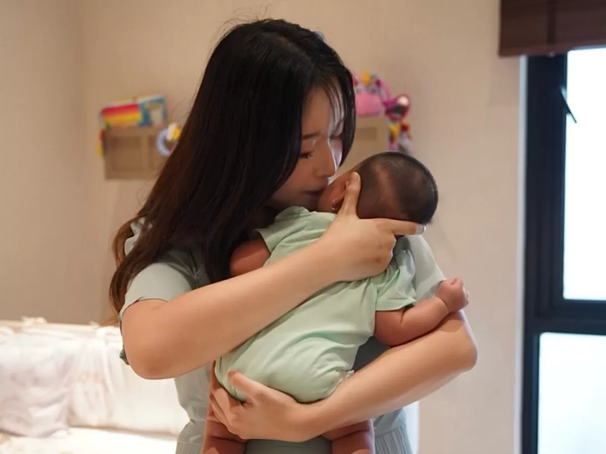 Vior gendong anak pertamanya yang berusia dua bulan. (Instagram/@nitavior)