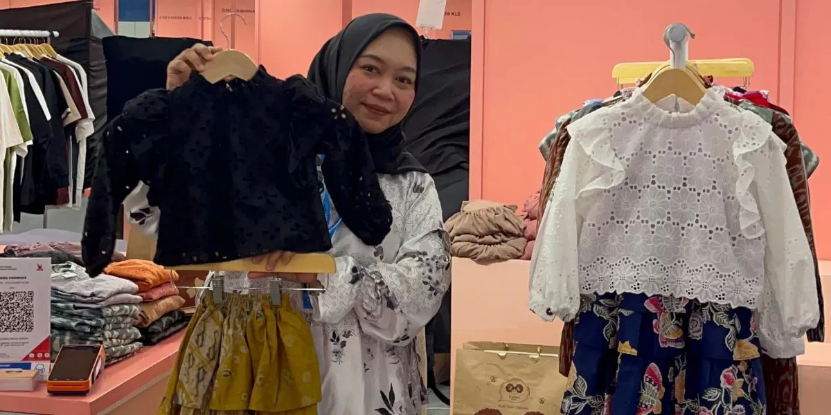 Pemilik Kenes Lalita dengan salah satu koleksinya (Dok. BR)