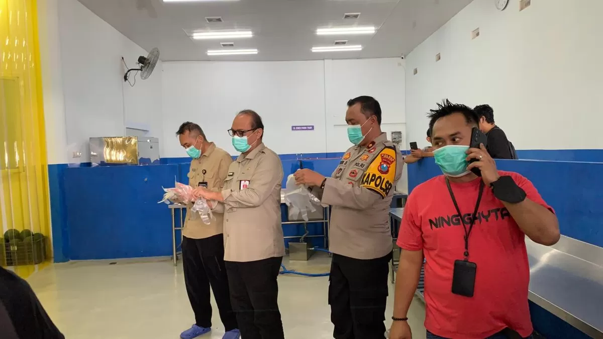 Pj Sekda Akhmad Helmi (tengah) saat sidak. (M Purnomo/SketsaNusantara.id)