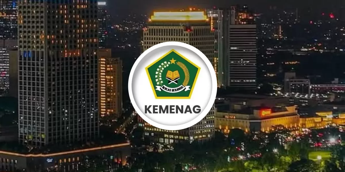 Suasana Jakarta di malam hari dengan latar logo Kementerian Agama. (Instagram/ahquote)