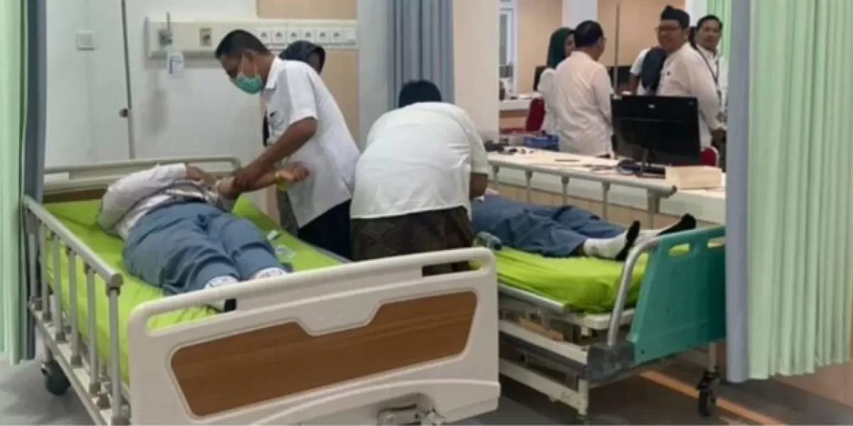 Puluhan siswa SMA Negeri 2 Kudus mendapatkan perawatan medis setelah mengalami gejala diduga keracunan makanan usai menyantap menu MBG.  (X/Jateng_Twit)