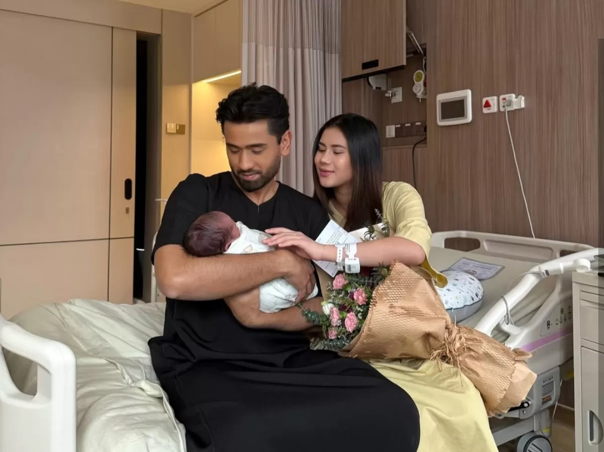 Potret Redza Rosli dan Bella Hanna gendong anak pertama. (Instagram/@mariofav)