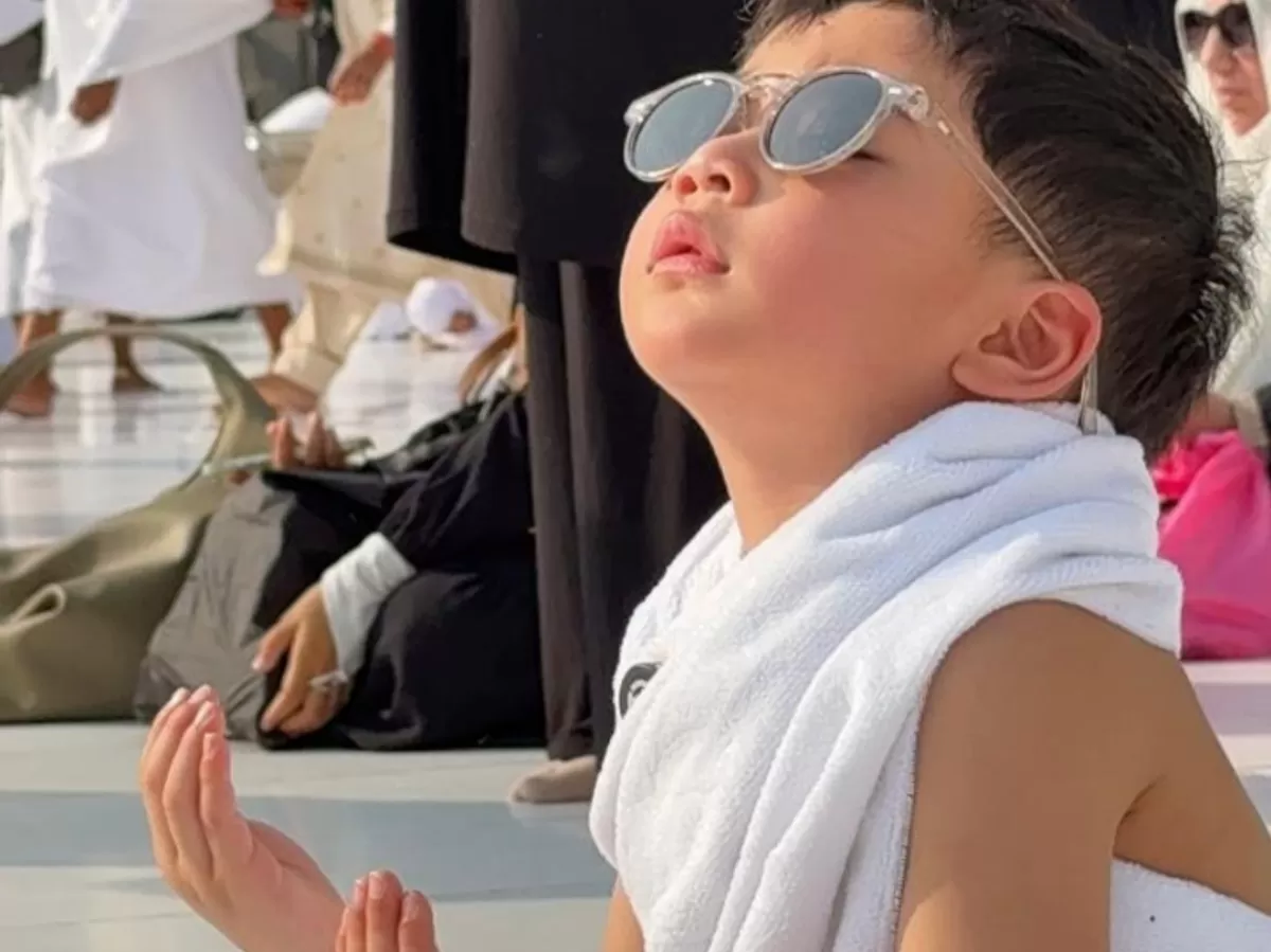 Rayyanza berdoa di Kabah saat umrah. (Instagram/@raffiahmad1717)
