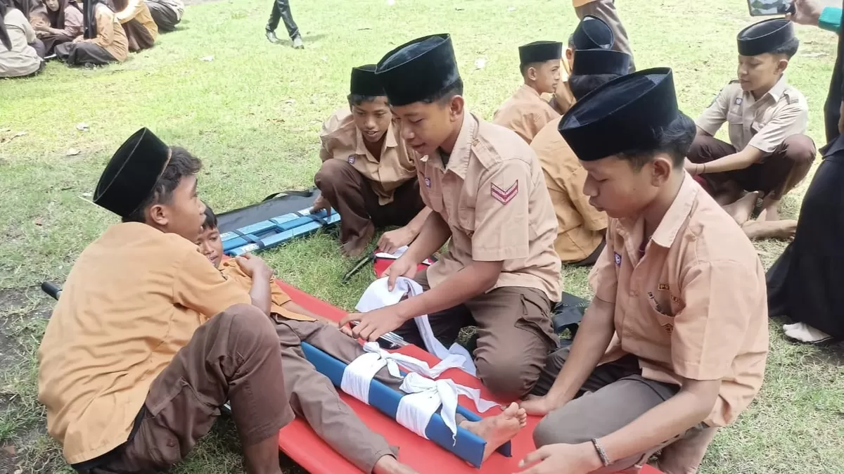 PMI Jember fokuskan kesiapsiagaan bencana sejak dini, pelajar MTs Miftahul Ulum ikuti simulasi gempa (Dok. PMI Jember)