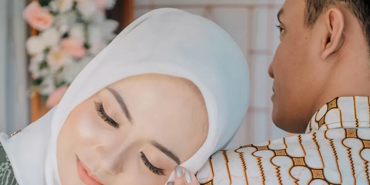 Ilustrasi. Hukum Islam tentang suami istri yang bermesraan saat puasa Ramadhan. (Pexels/Febry Arya)