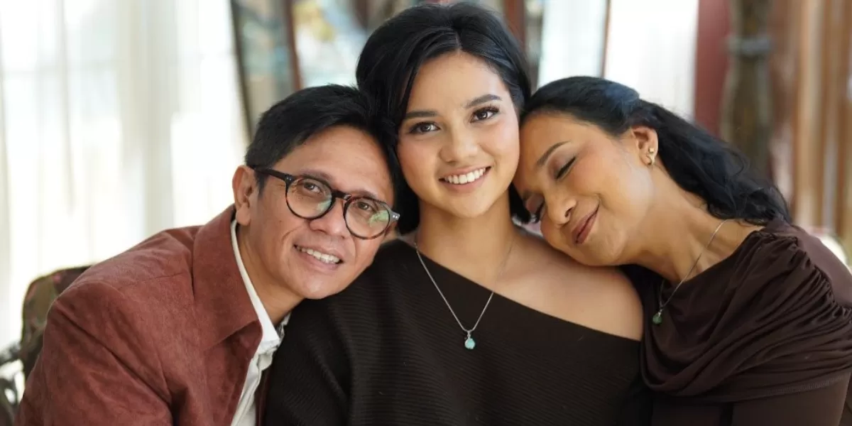 Potret Shahnaz Haque dan Gilang Ramadhan bersama putrinya, Charlotte Fatima Haque yang sedang berulang tahun. (Instagram/shahnaz.haque)