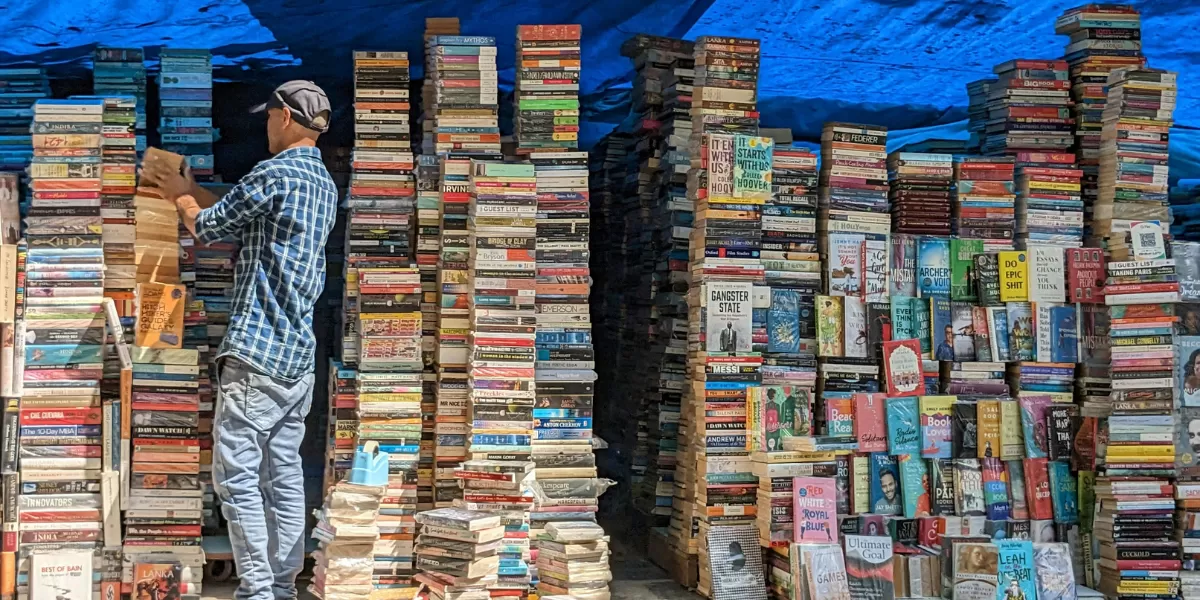 Ilustrasi. Apa hukum Islam bagi yang membeli atau menjual buku bajakan? (Pexels/Edwin Poulose)