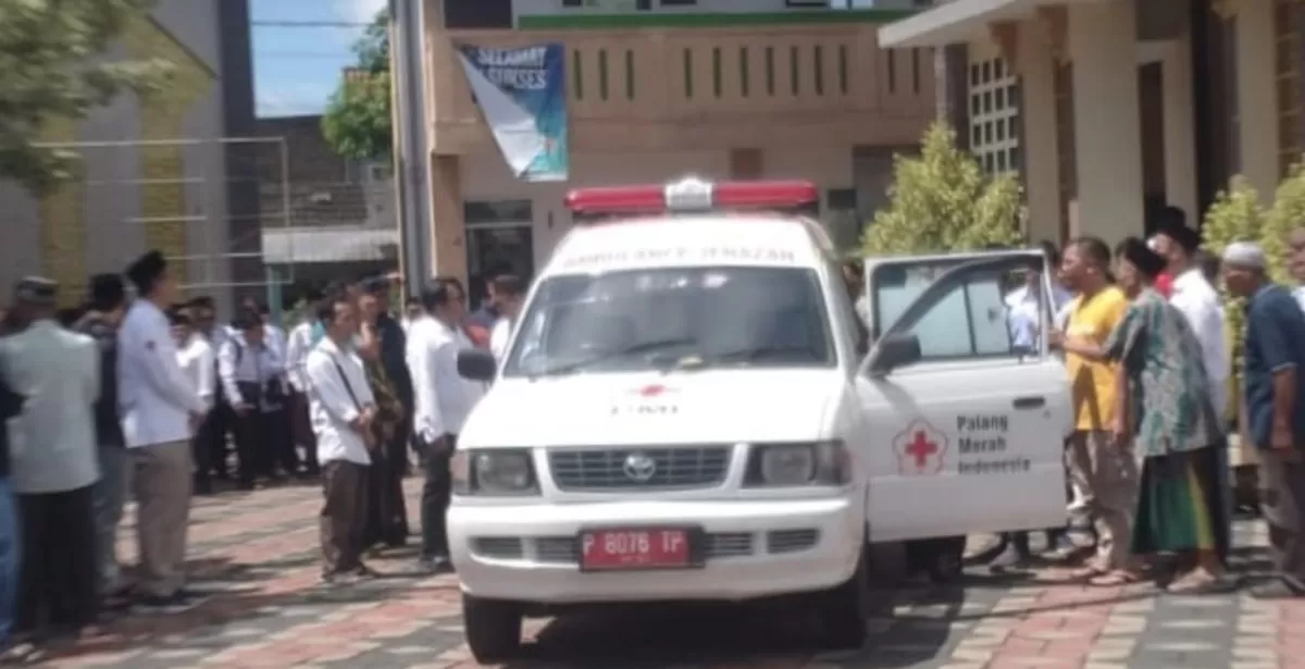 PMI Jember fsilitasi ambulan jenazah gratis, antar dosen UIN KHAS Jember ke tempat pemakaman di Lumajang (Dok. PMI Jember )