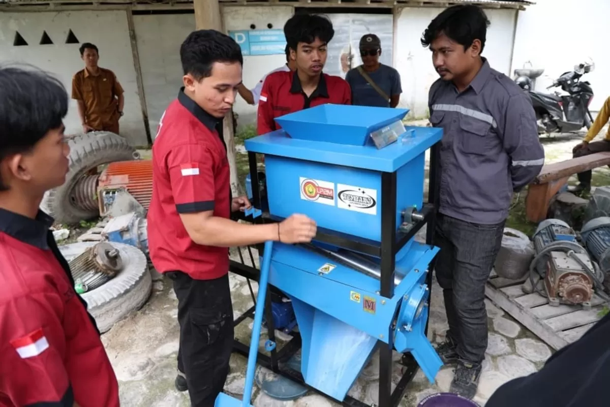 Sejumlah mahasiswa Fakultas Teknik saat mencoba mesin pembuat pupuk organik. (Dok Diskominfo Jember)
