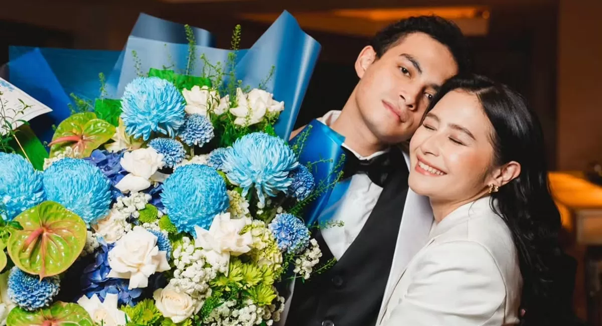 Potret Omara Esteghlal dapat buket bunga dari Prilly Latuconsina, apresiasi sang kekasih atas prestasinya di dunia perfilman (Instagram/omara.esteghlal)