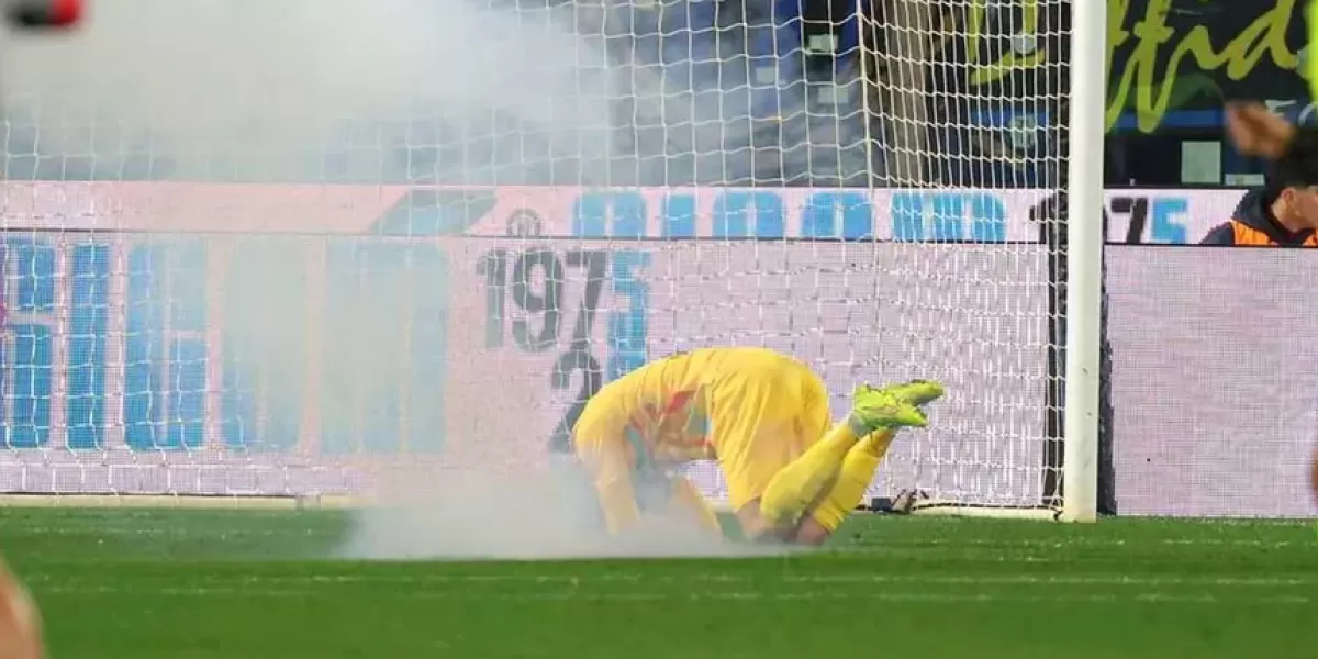 Momen saat Emil Audero terkena dampak flare yang dilempar suporter di laga kontra Inter Milan.  (Instagram/352id)