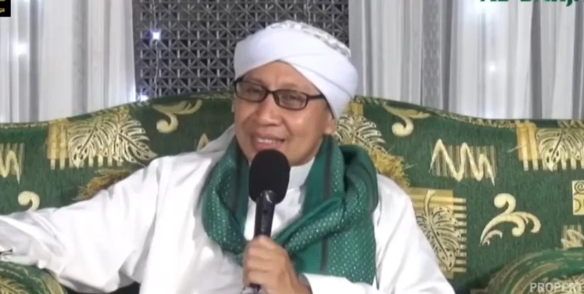 Buya Yahya, ulama Indonesia, memberikan penjelasan tentang amalan khusus di malam Nisfu Syaban (Tangkap Layar YouTube/@albahjah-tv)