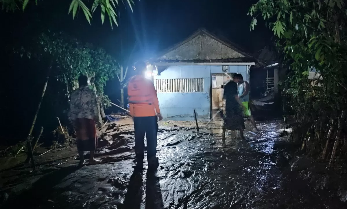 Kondisi banjir bandang yang menerjang rumah warga. (Dok BPBD Jember)