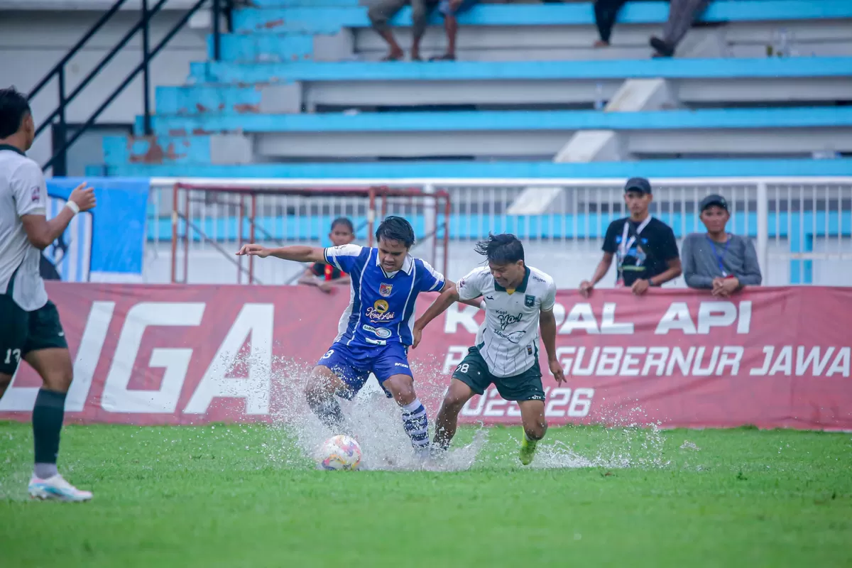 Pemain Persid Jember (biru) saat bertanding. (Dom Persid Jember)