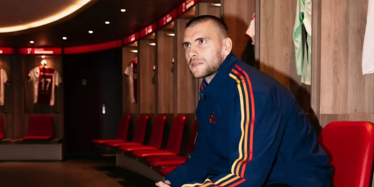 Maarten Paes berpose di area internal Ajax Amsterdam usai resmi diperkenalkan.  (Facebook/Ngomongin Bola)