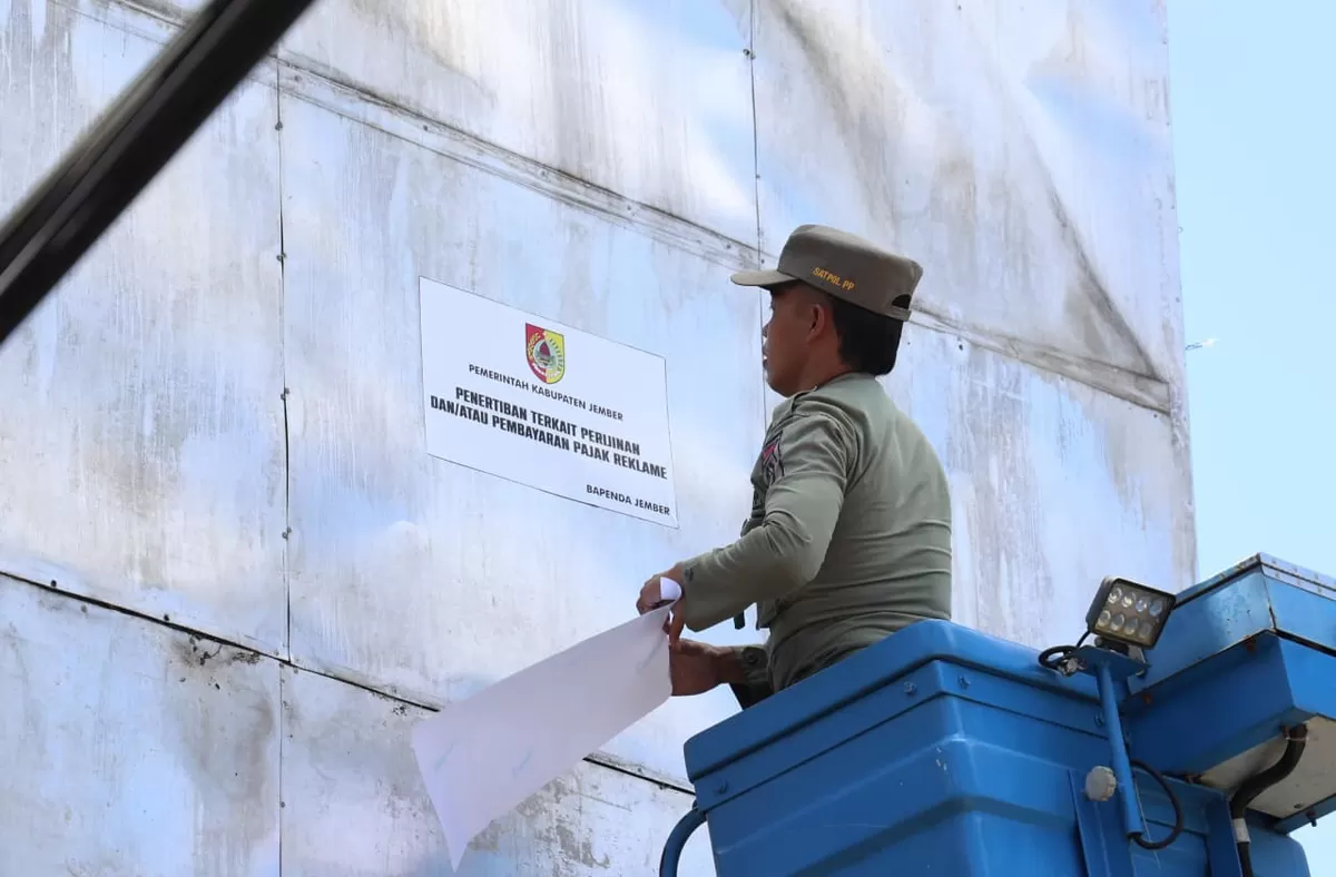 Satgas Tata Ruang melakukan penertiban reklame. (M Purnomo/SketsaNusantara.is)
