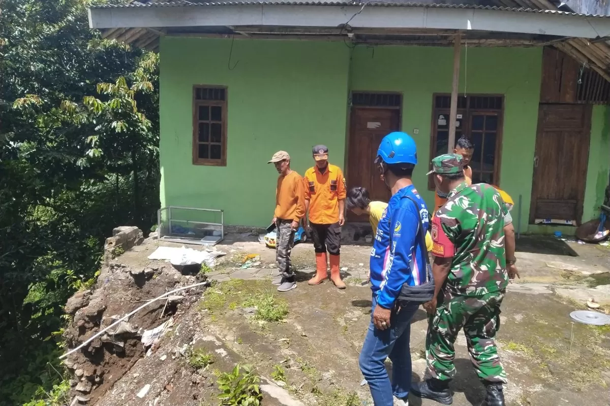 BPBD Jember tinjau lokasi longsor. (Dok BPBD Jember)