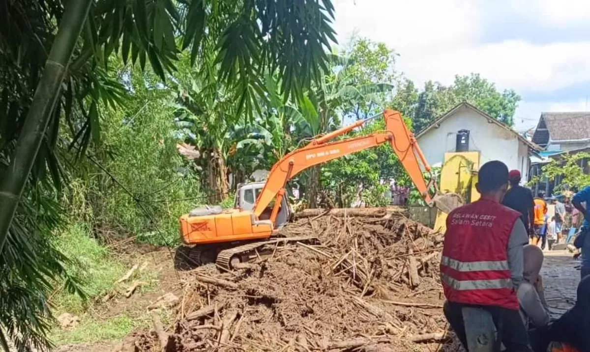 Penerjunan alat berat. (Dok BPBD Jember)