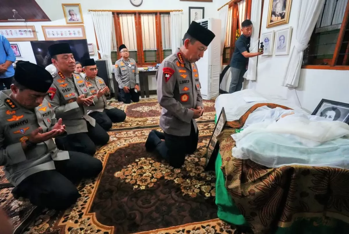 Momen Kapolri Listyo Sigit Prabowo melayat di rumah duka Eyang Meri Hoegeng  (Instagram.com/@listyosigitprabowo)