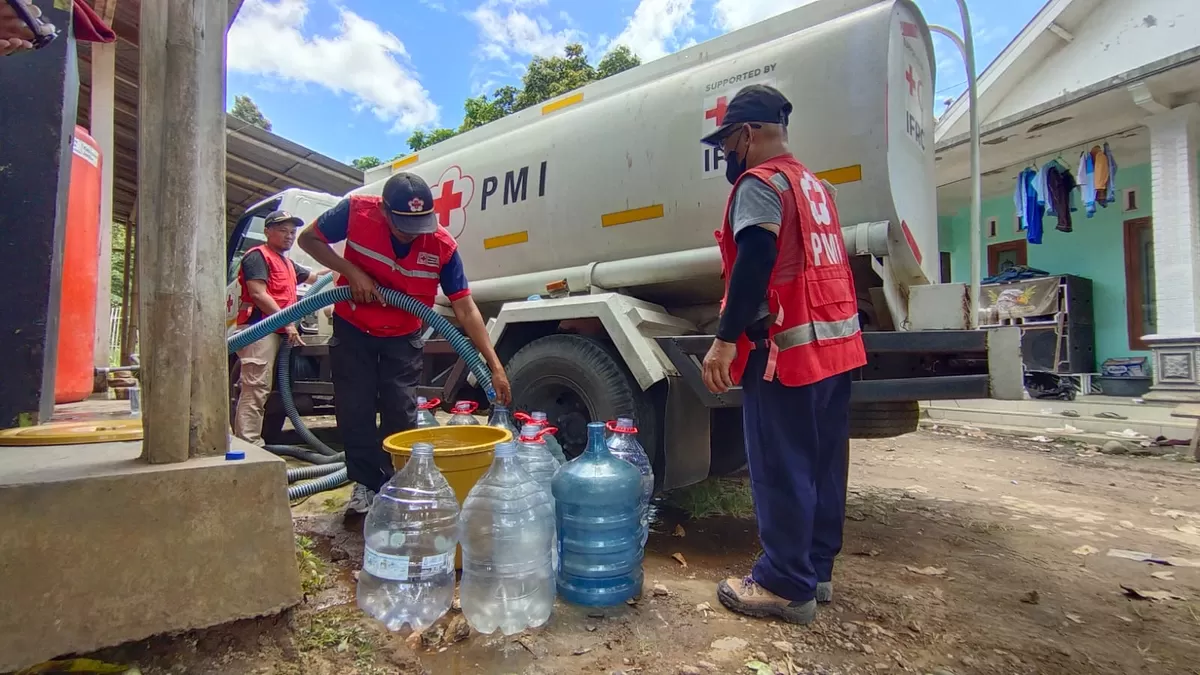 Pasca banjir bandang, PMI Jember distribusi 3600 liter air bersih. (Dok. PMI Jember)
