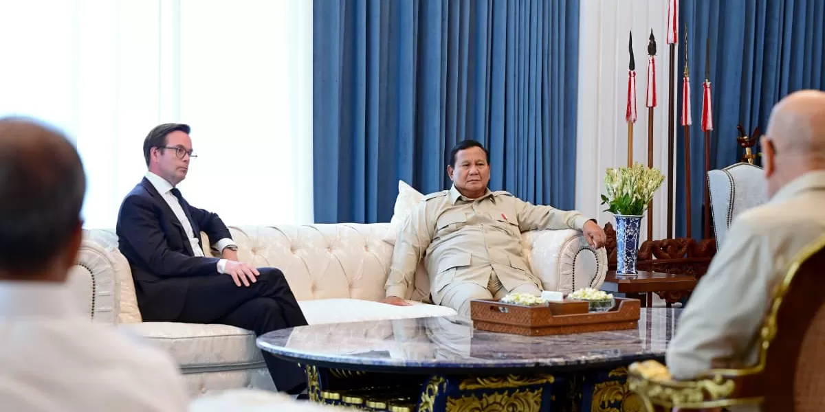 Presiden Prabowo Subianto berdialog dengan Direktur Utama Garuda Indonesia dan perwakilan Embraer di Istana Merdeka. (X/KemensetnegRI)